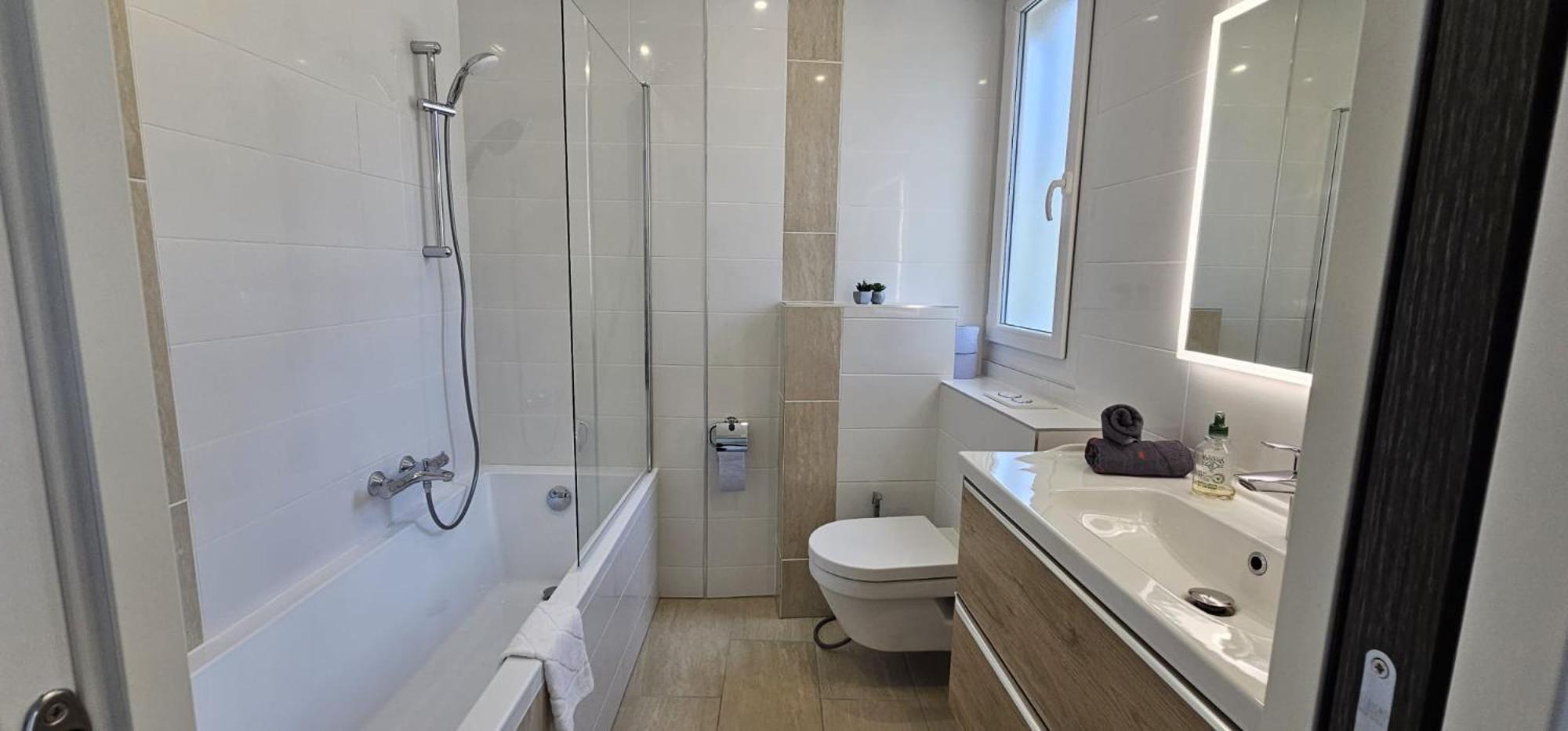 Chambre Parentale , Salle De Bain Privee, Acces Plages & Vue Mer Du Salon Dans Appartement Partage Chez L'Habitant ,, Master Bedroom, Private Bathroom, Beach Access & Sea View Cannes Luaran gambar