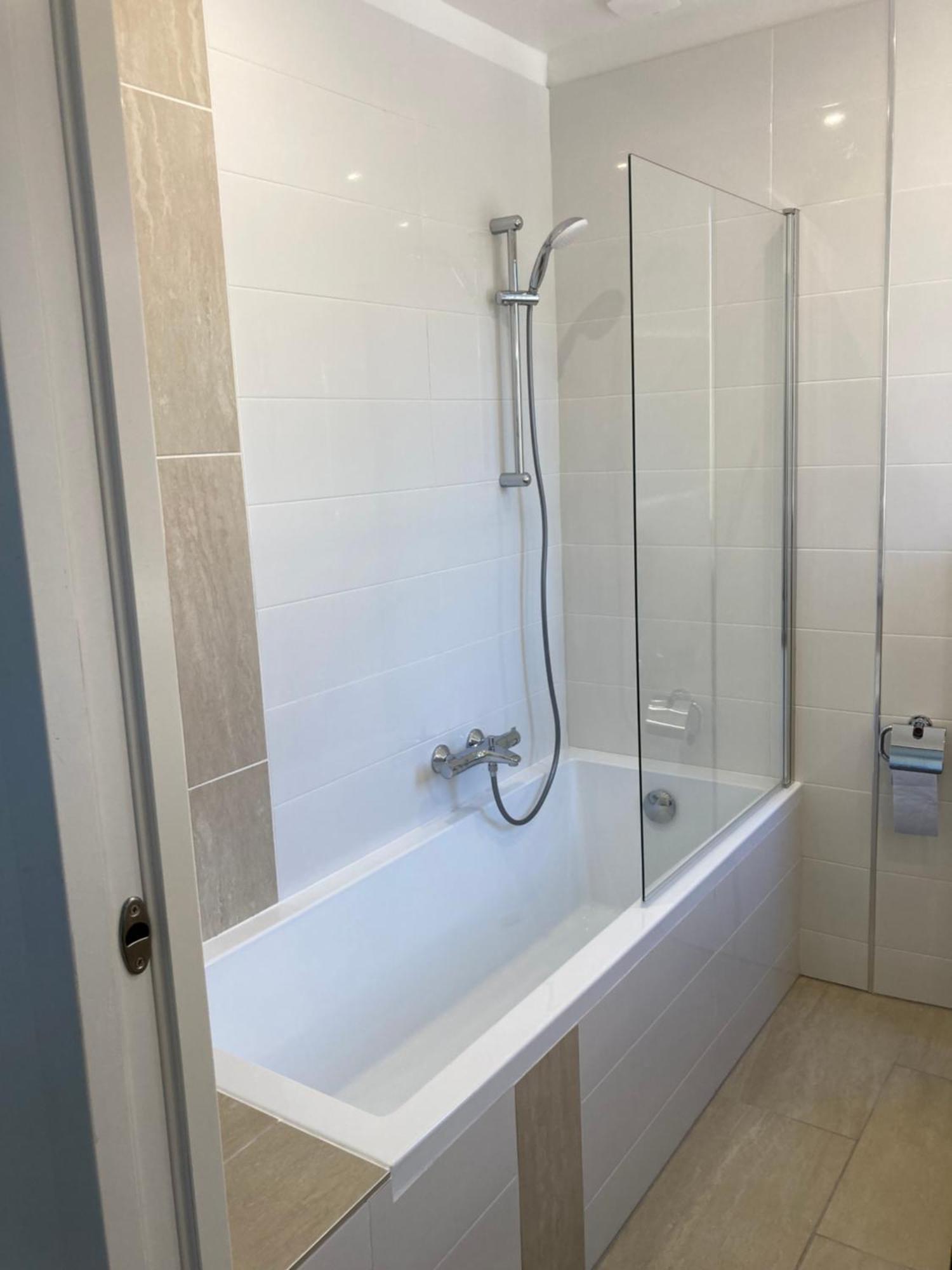 Chambre Parentale , Salle De Bain Privee, Acces Plages & Vue Mer Du Salon Dans Appartement Partage Chez L'Habitant ,, Master Bedroom, Private Bathroom, Beach Access & Sea View Cannes Luaran gambar