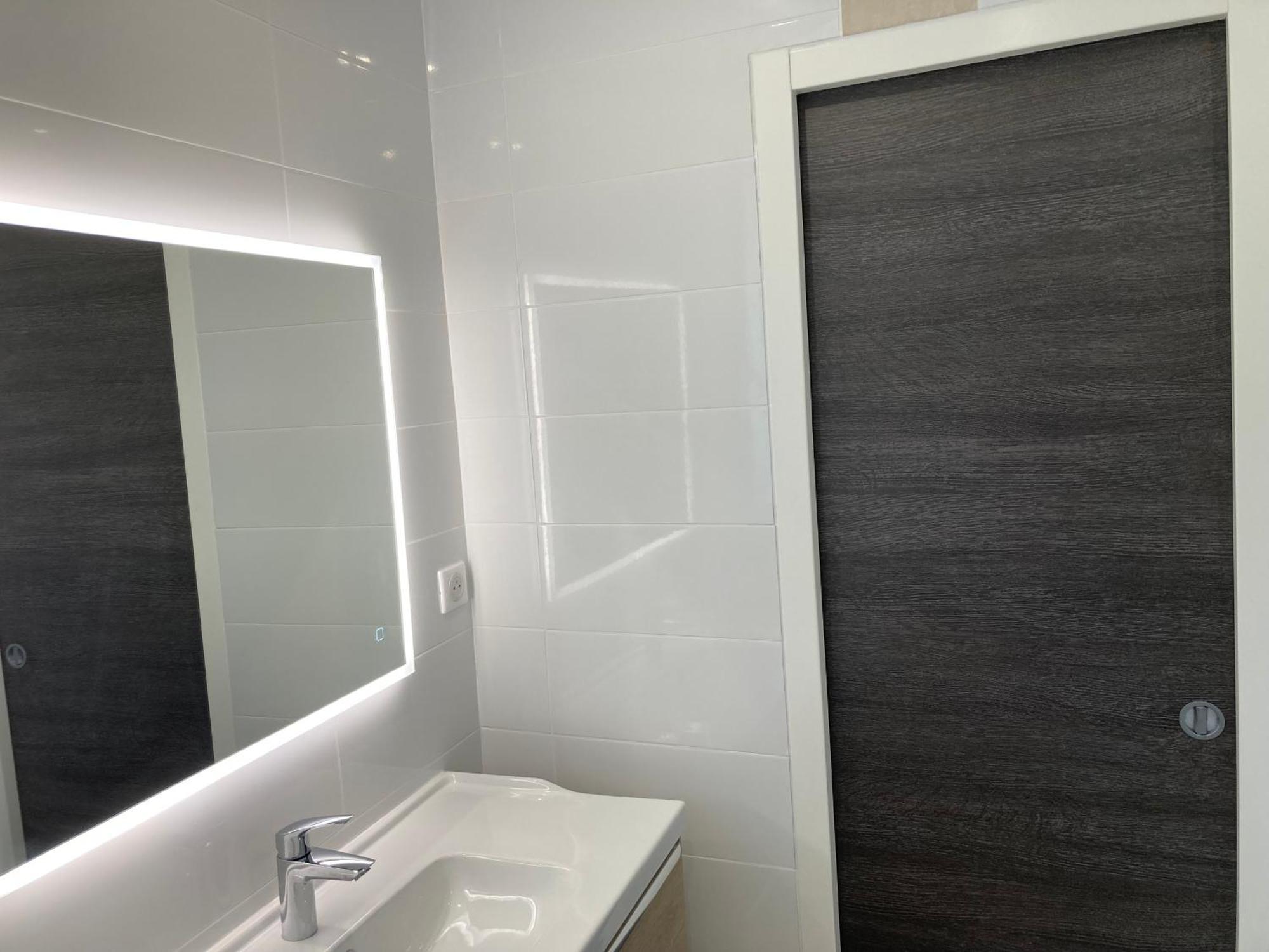 Chambre Parentale , Salle De Bain Privee, Acces Plages & Vue Mer Du Salon Dans Appartement Partage Chez L'Habitant ,, Master Bedroom, Private Bathroom, Beach Access & Sea View Cannes Luaran gambar